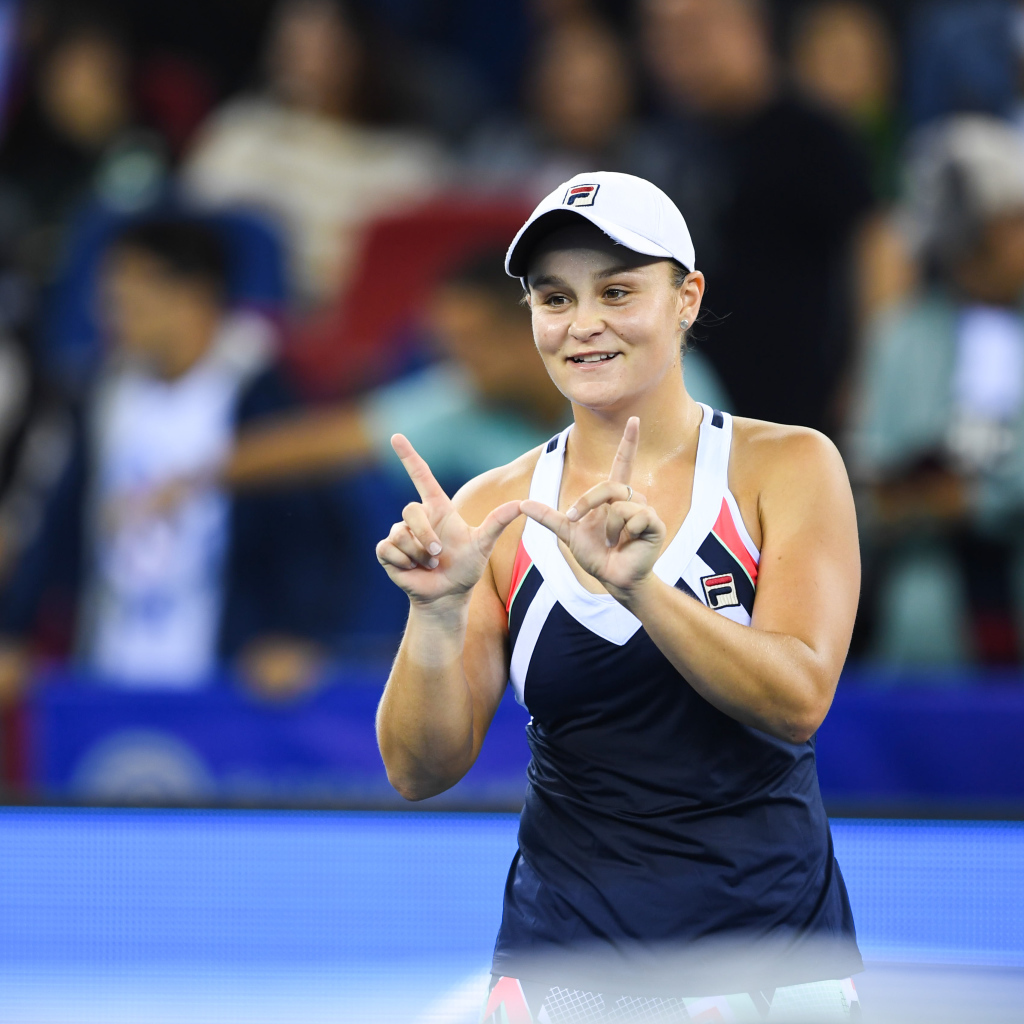 Молодая теннисистка Эшли Барти на корте 