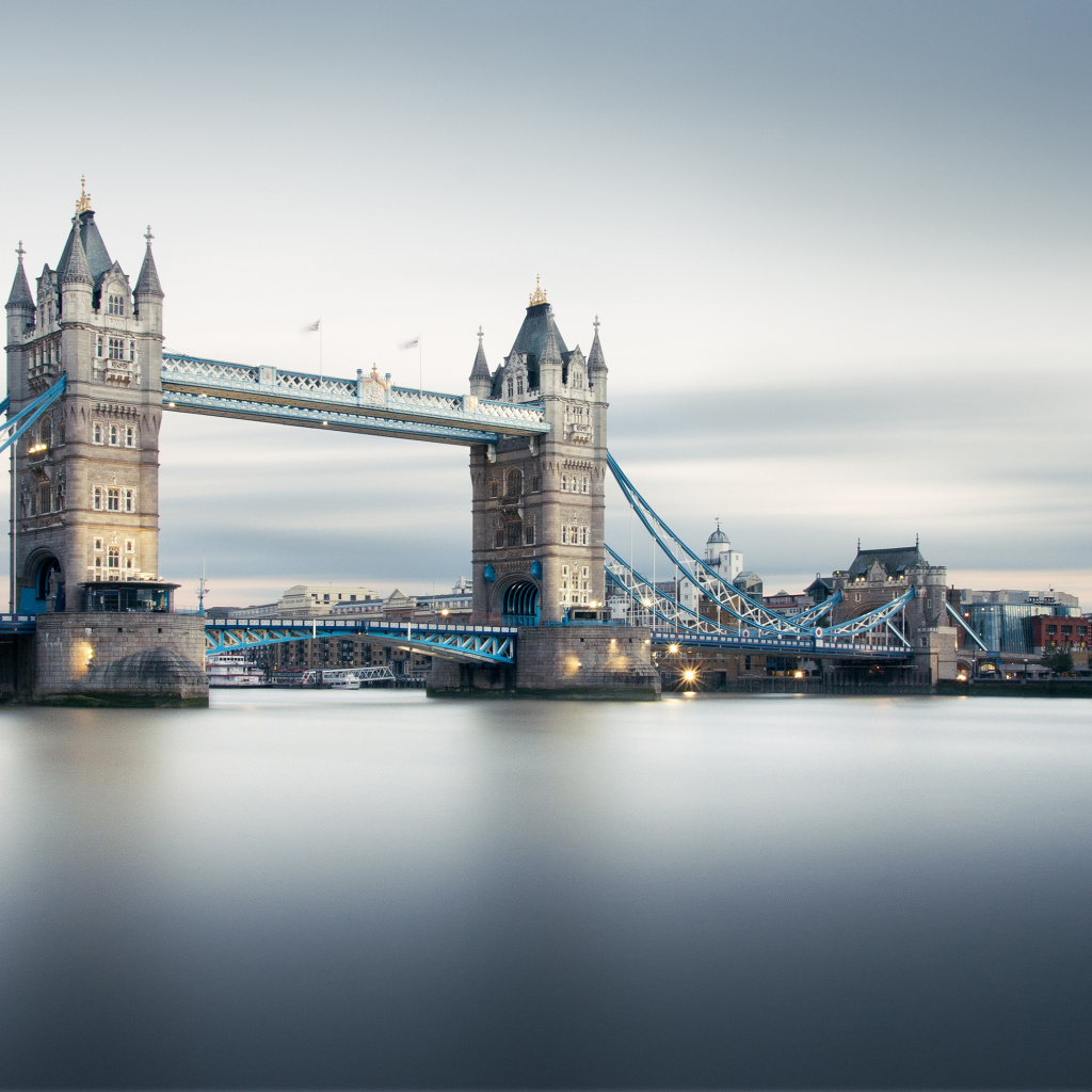Красивый Тауэрский мост над рекой, Лондон