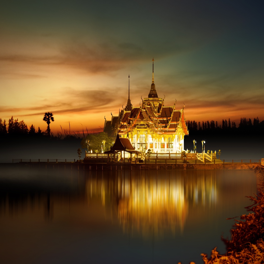 Буддийский храм у воды ночью, Азия