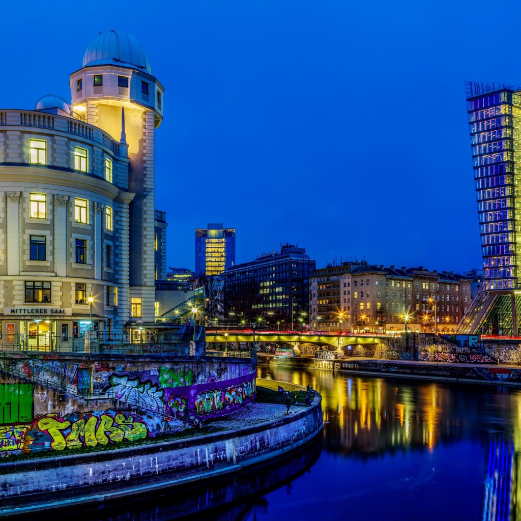 Ночные небоскребы у канала, Вена. Австрия