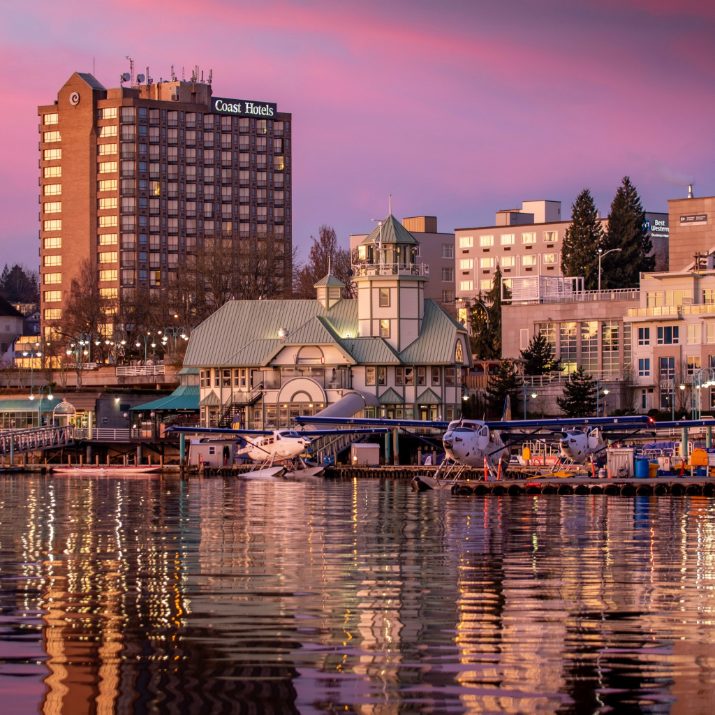 Здания у причала на закате, Ванкувер. Канада