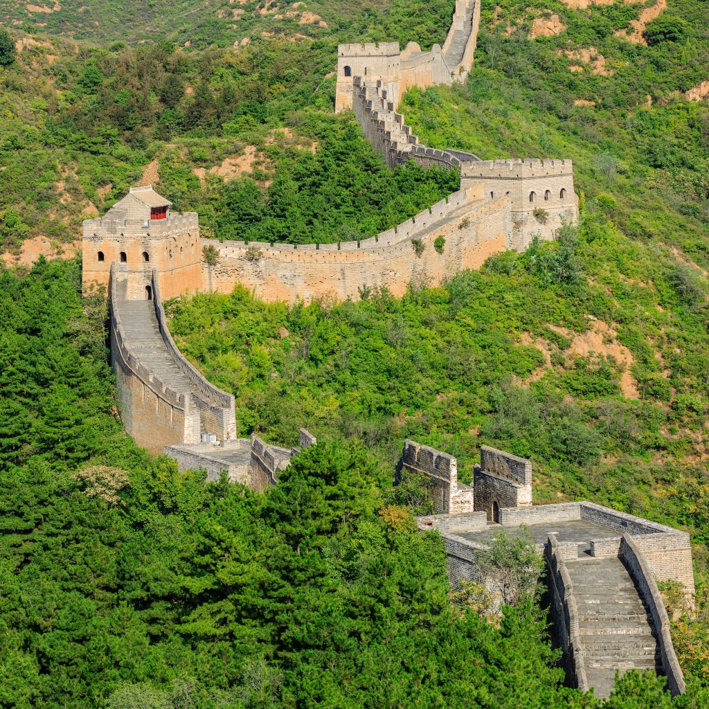 Легендарная Великая Китайская стена в зеленой растительности