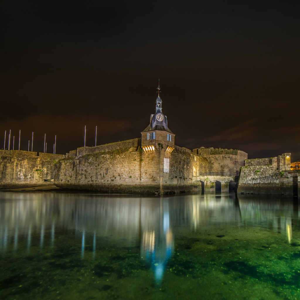 Крепость у воды ночью, коммуна Конкарно. Франция