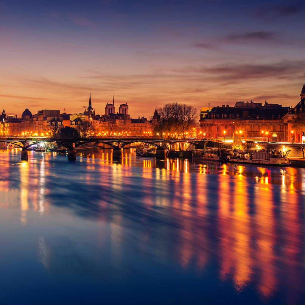 Причал у реки в свете ночных фонарей города Париж, Франция