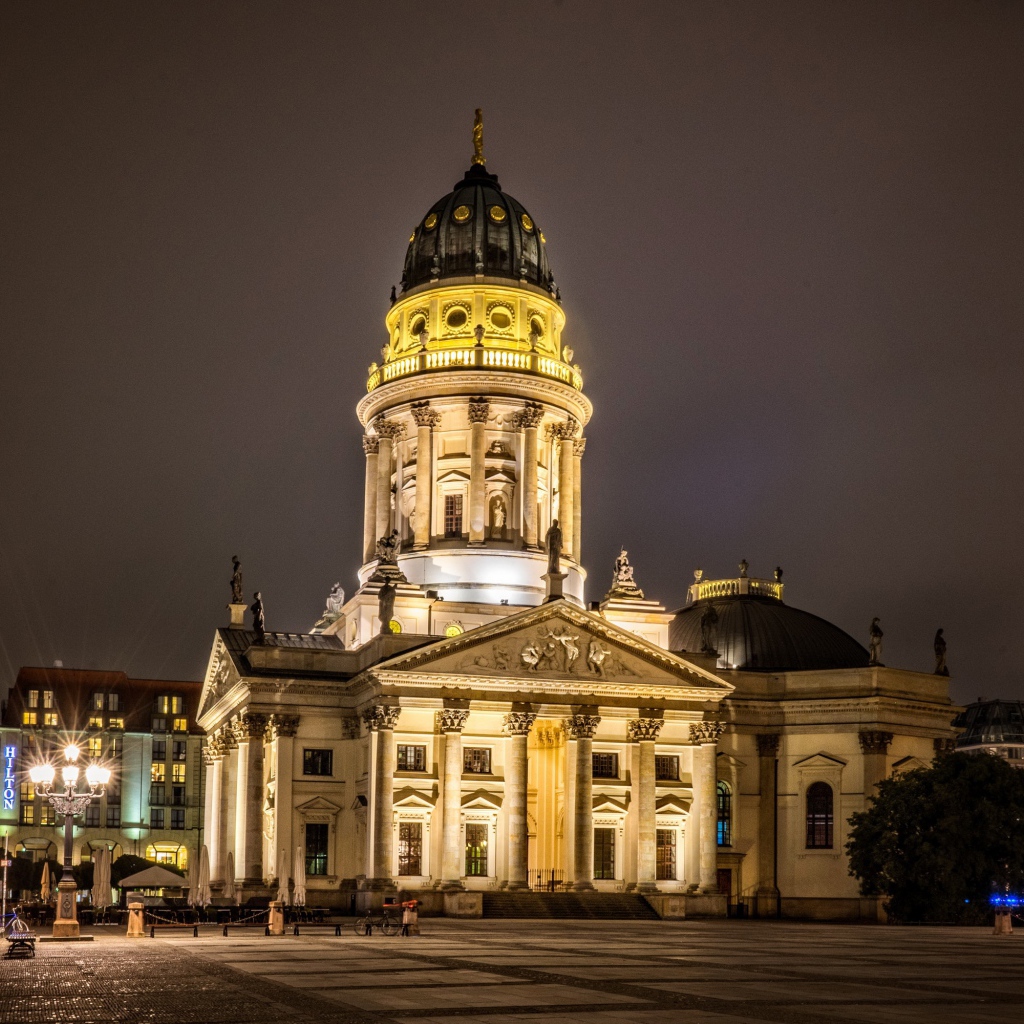 Французский собор в свете ночных фонарей, Берлин. Германия