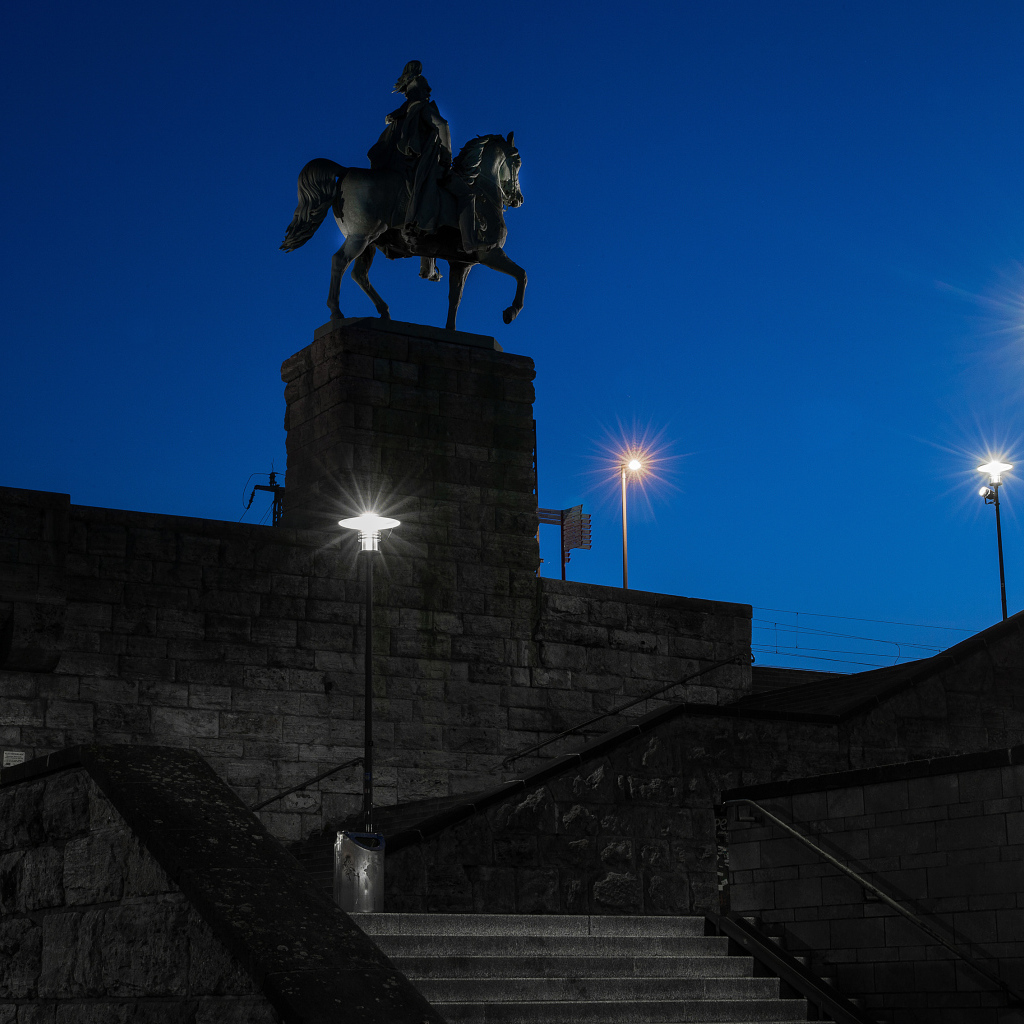 Памятник германского императора Вильгельма I в свете ночных фонарей, Кёльн. Германия