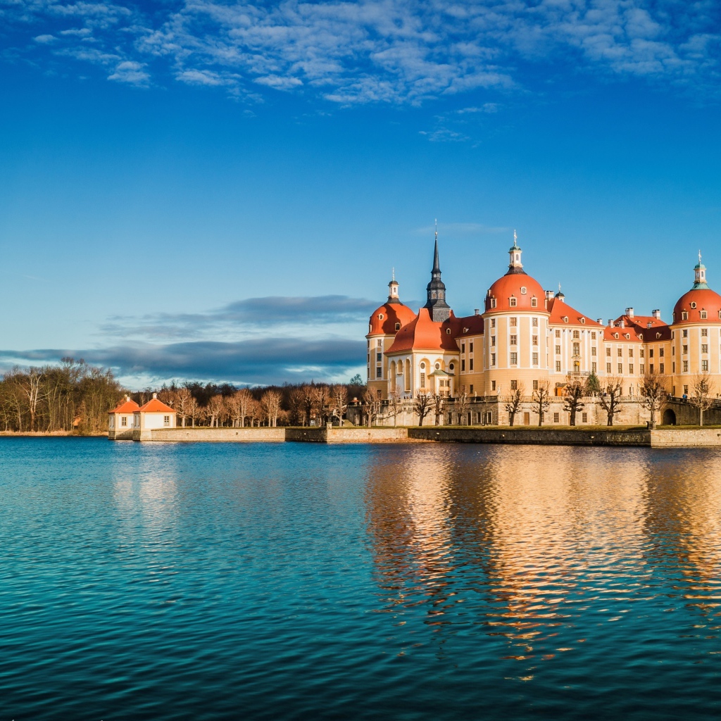 Замок Морицбург у озера под красивым голубым небом, Германия