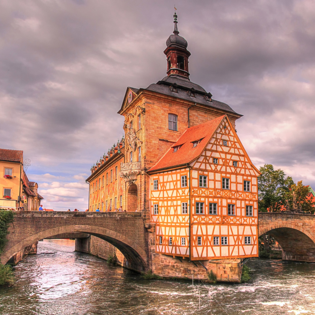 Старая ратуша у реки, город Бамберг. Германия