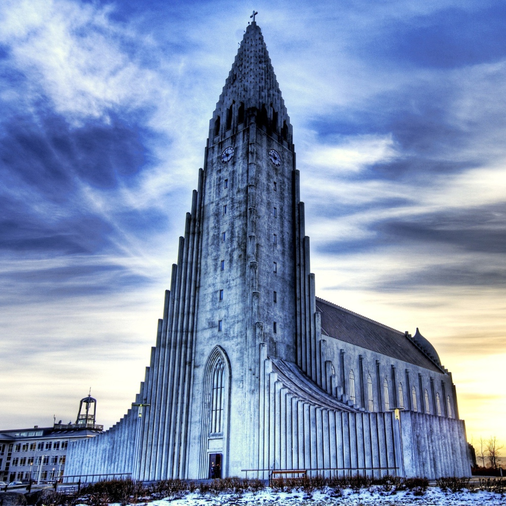 Церковь Хатльгримскиркья под голубым небом, Рейкьявик. Исландия