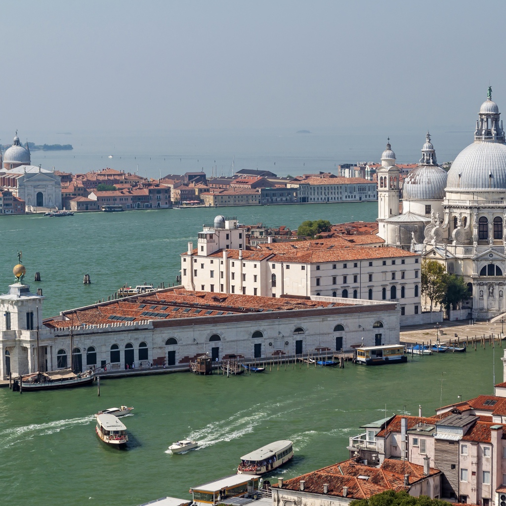 Вид на собор Санта Мария делла Салюте на Гранд канале, Венеция. Италия