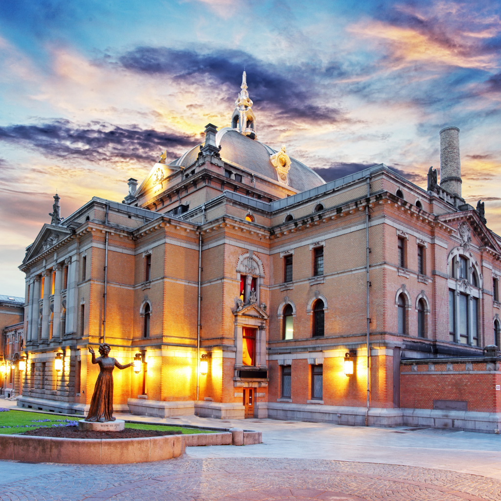 Норвежский национальный театр под красивым небом, Осло. Норвегия