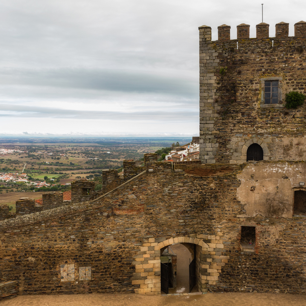 Старинный замок Монсараш, Португалия