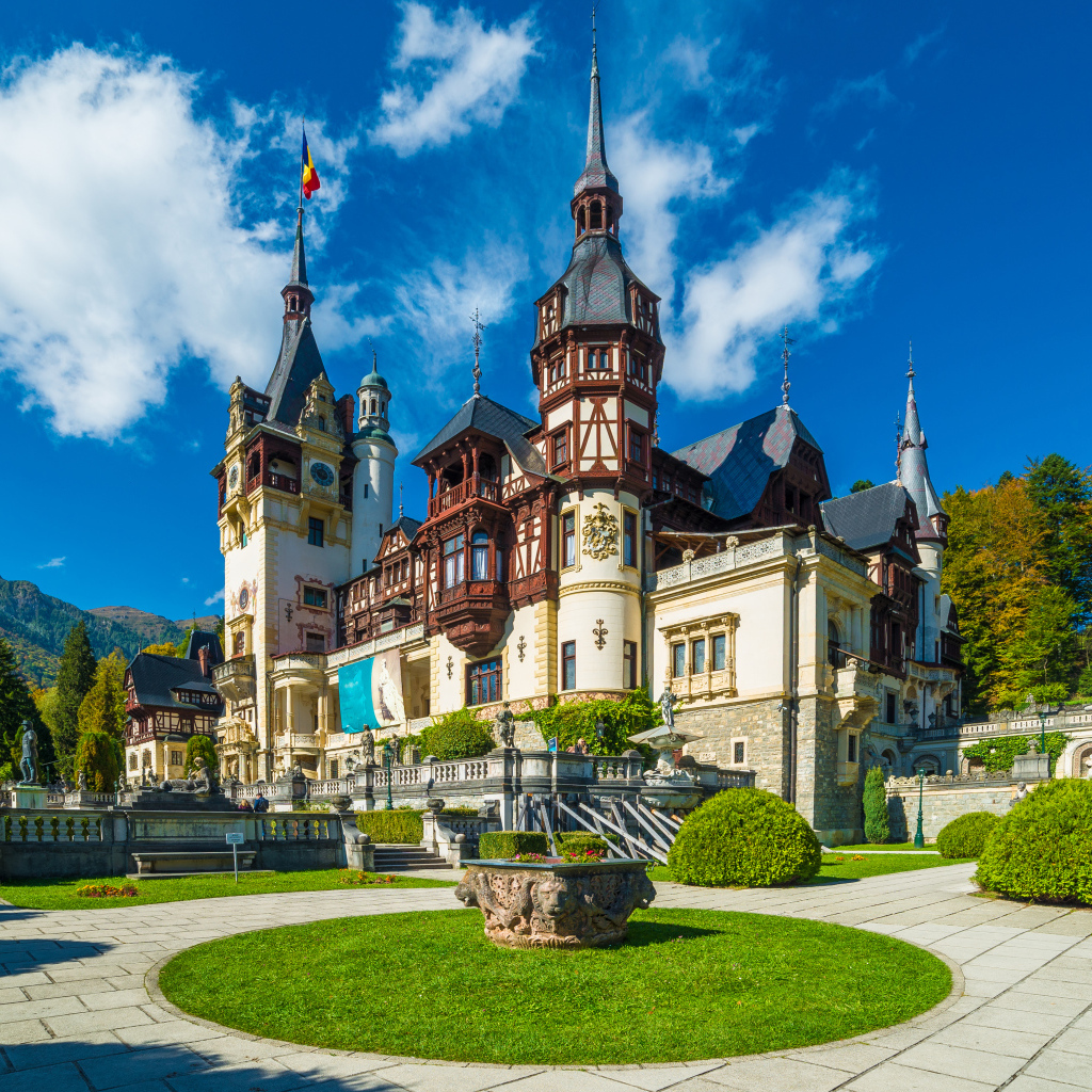 Замок Пелеш под красивым голубым небом, Румыния