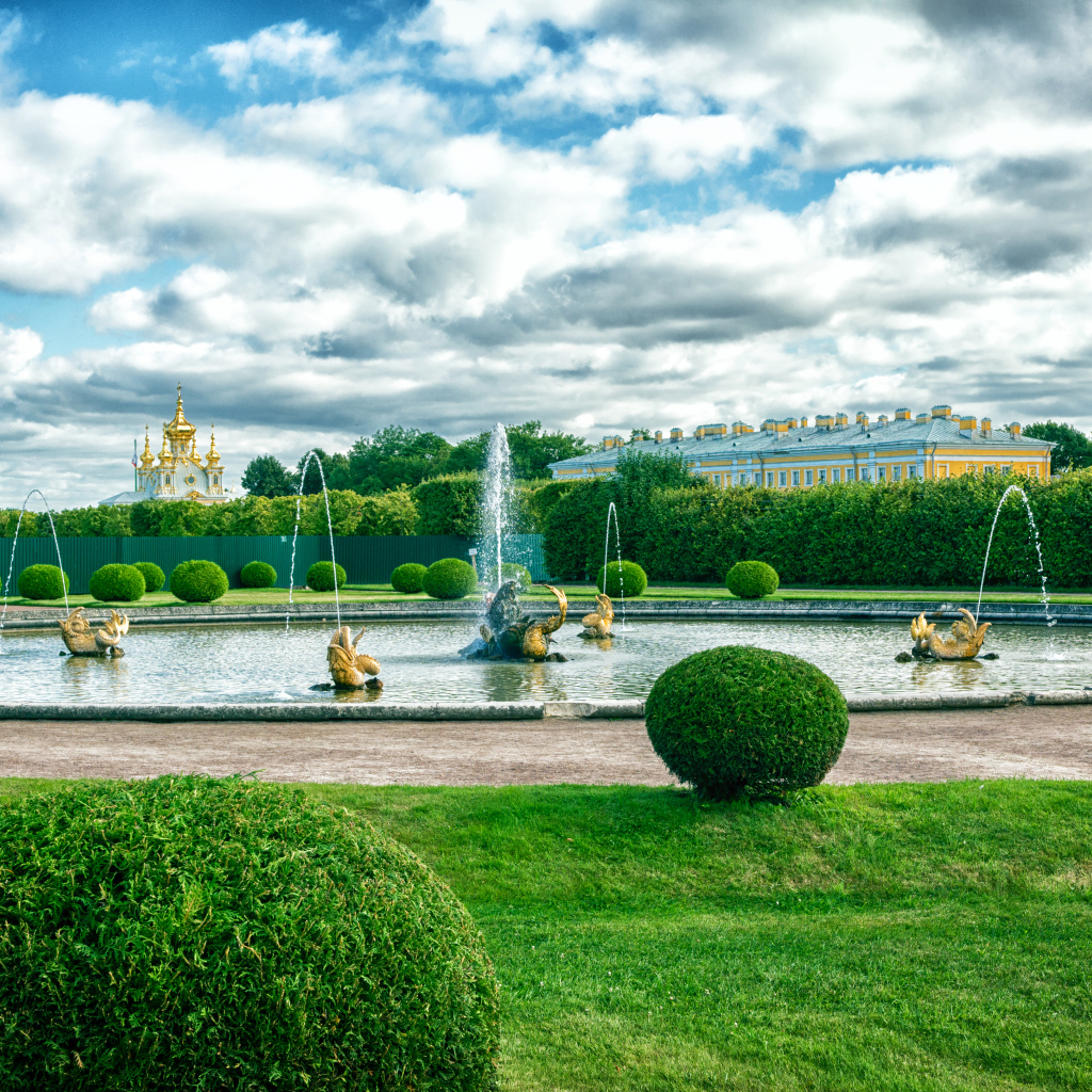 Красивый фонтан в парке Петергоф, Санкт-Петербург
