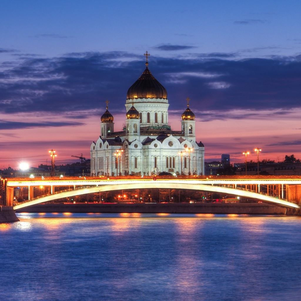 Ночной мост у реки на фоне храма Христа Спасителя, Москва. Россия