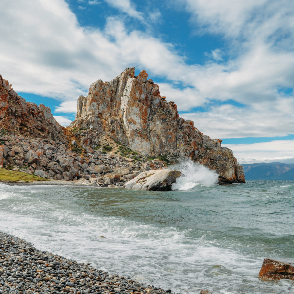 Скалы под голубым небом на острове Ольхон, Россия