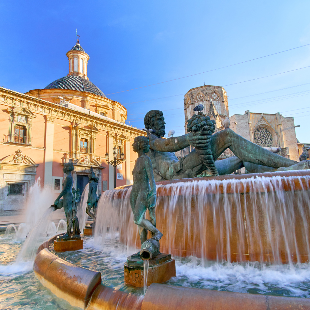 Фонтан у домов в городе Валенсия, Испания 