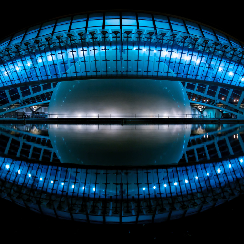 Кинотеатр Hemisferic ночью, Валенсия. Испания