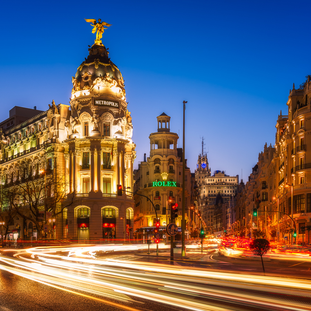 Дома на вечерней улице в городе Мадрид, Испания