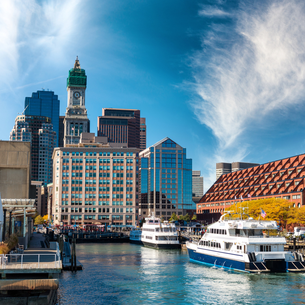 Речные суда у причала на фоне небоскребов города Бостон. США