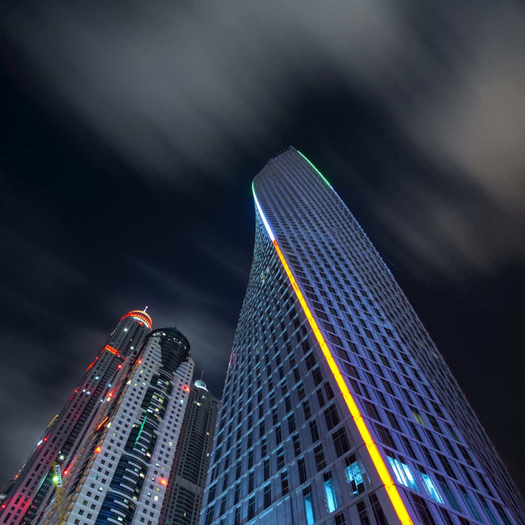 Небоскребы Дубаи под ночным небом, ОАЭ