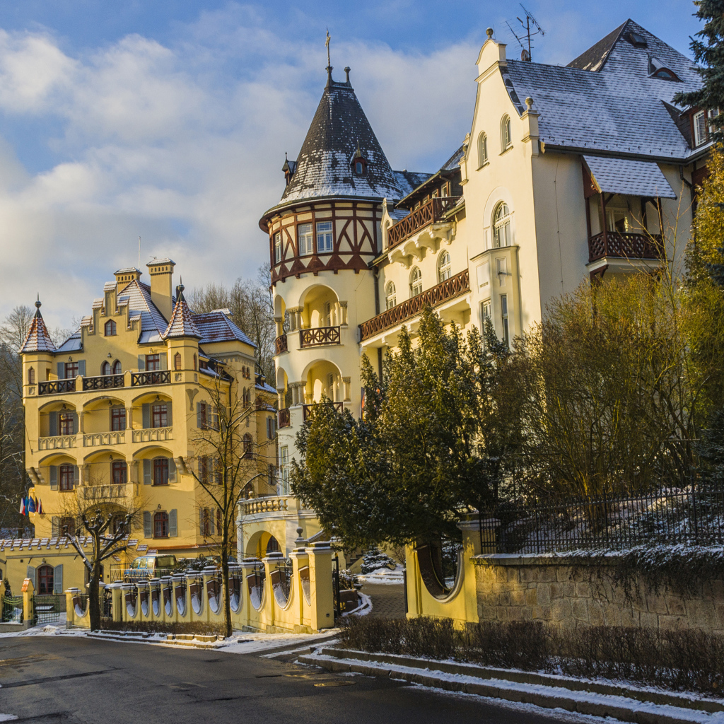 Красивый дом на зимней улице в городе Карловы Вары, Чехия