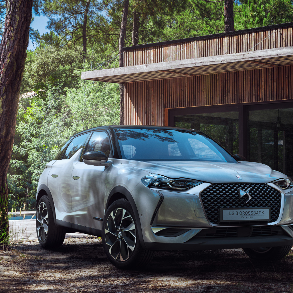 Серебристый внедорожник DS 3 Crossback E-Tense 2019 года 