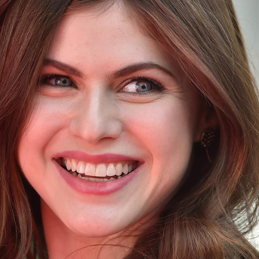 Милая улыбка актрисы Александра Даддарио