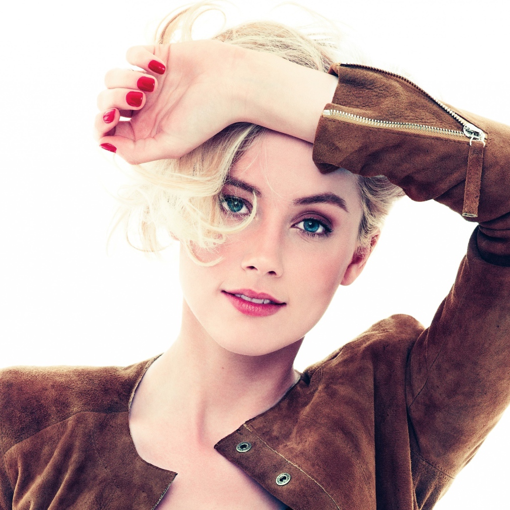 Актриса Эмбер Хёрд с красным маникюром на белом фоне