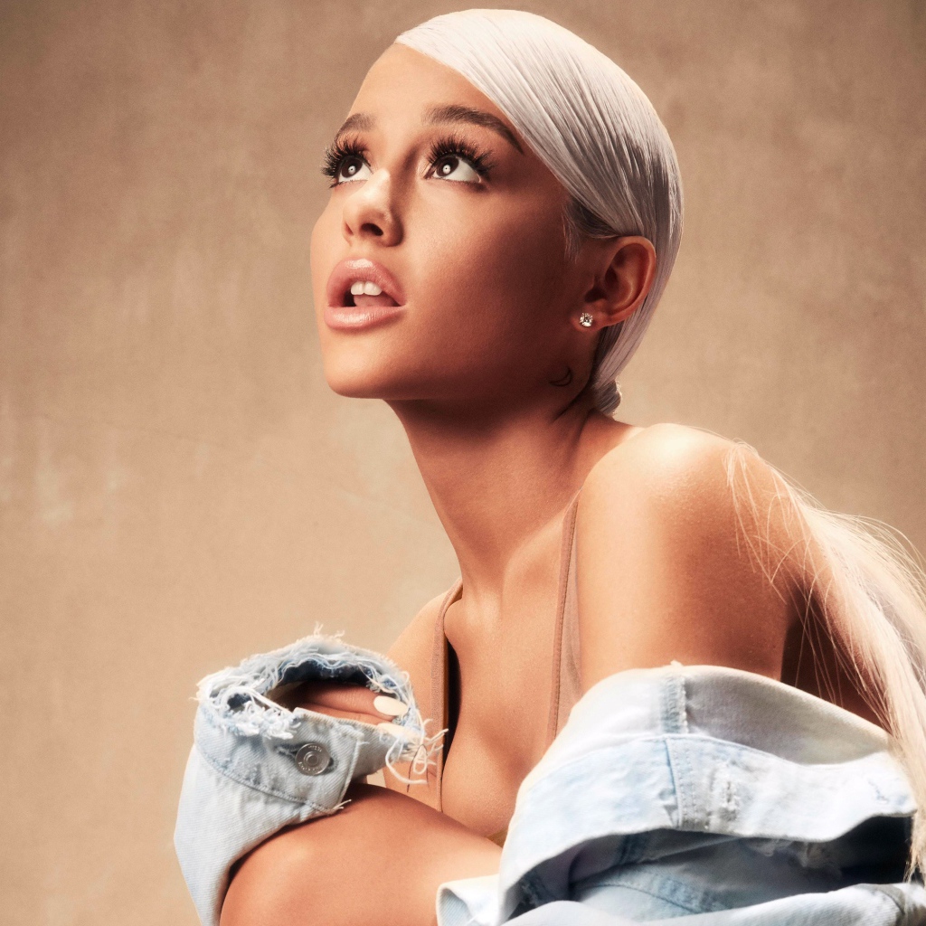 Актриса Ариана Гранде с белыми волосами