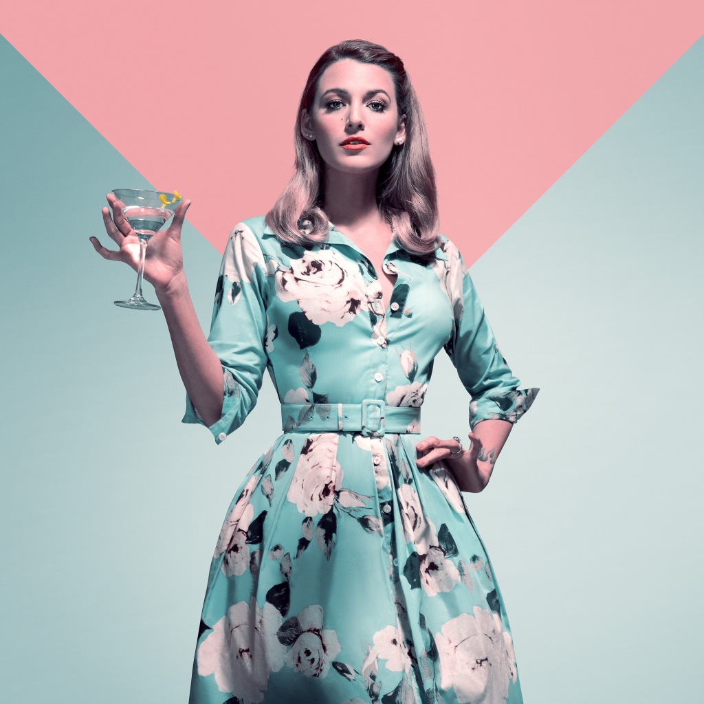 Актриса Блейк Лайвли в красивом платье с бокалом