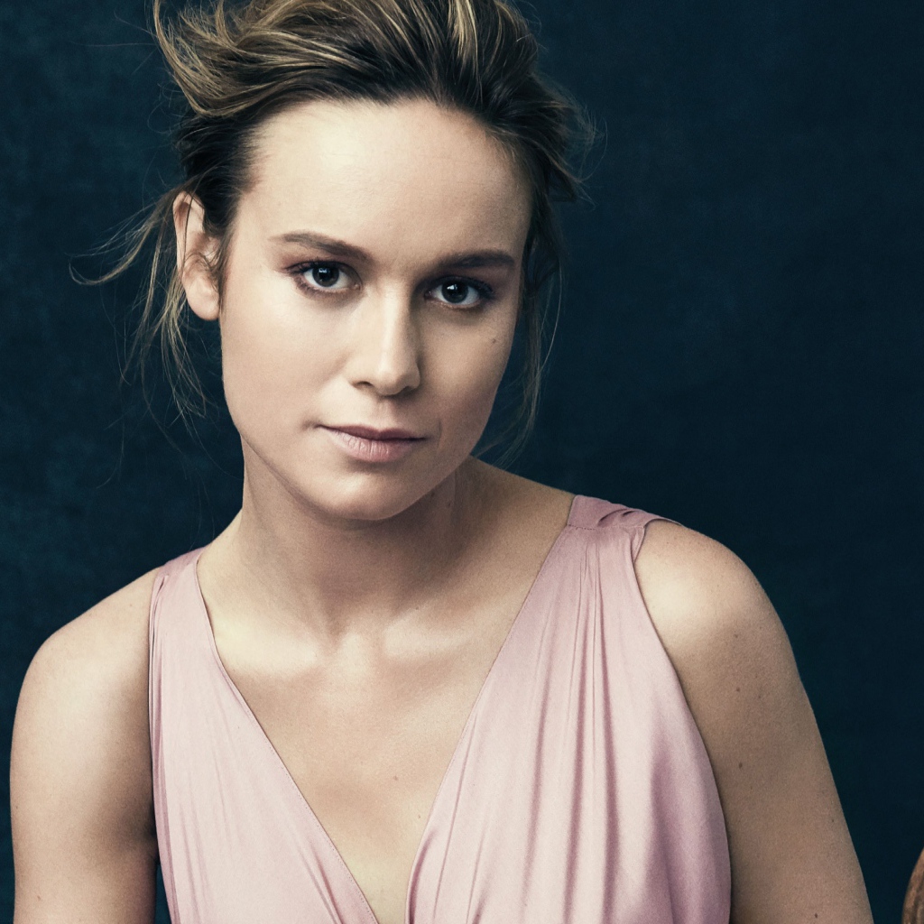 Актриса Бри Ларсон в розовом платье