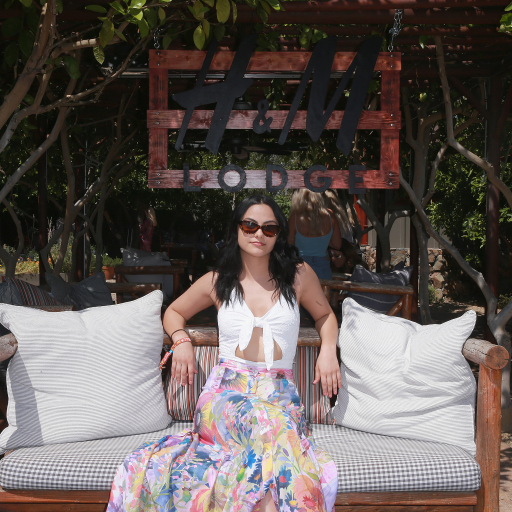 Актриса Камила Мендес сидит на диване в подушками