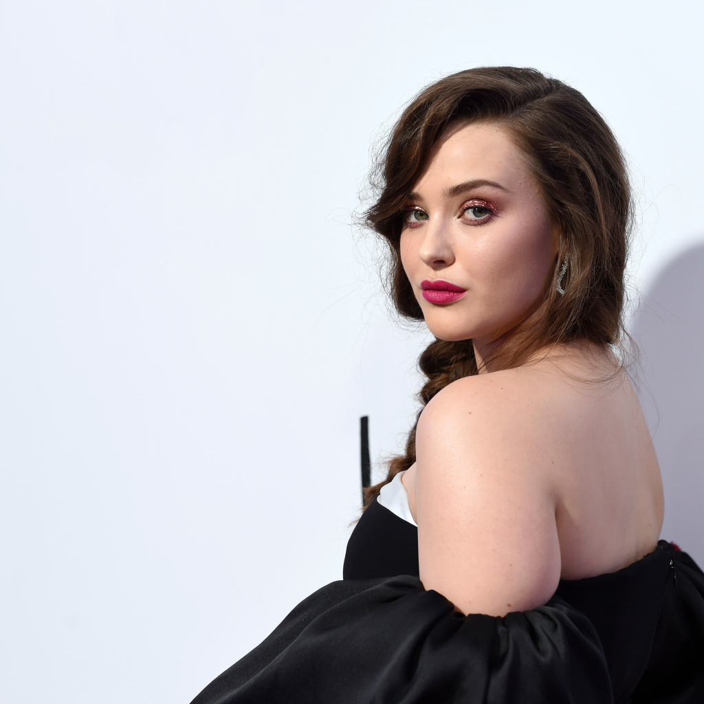 Актриса Кэтрин Лэнгфорд вид сбоку