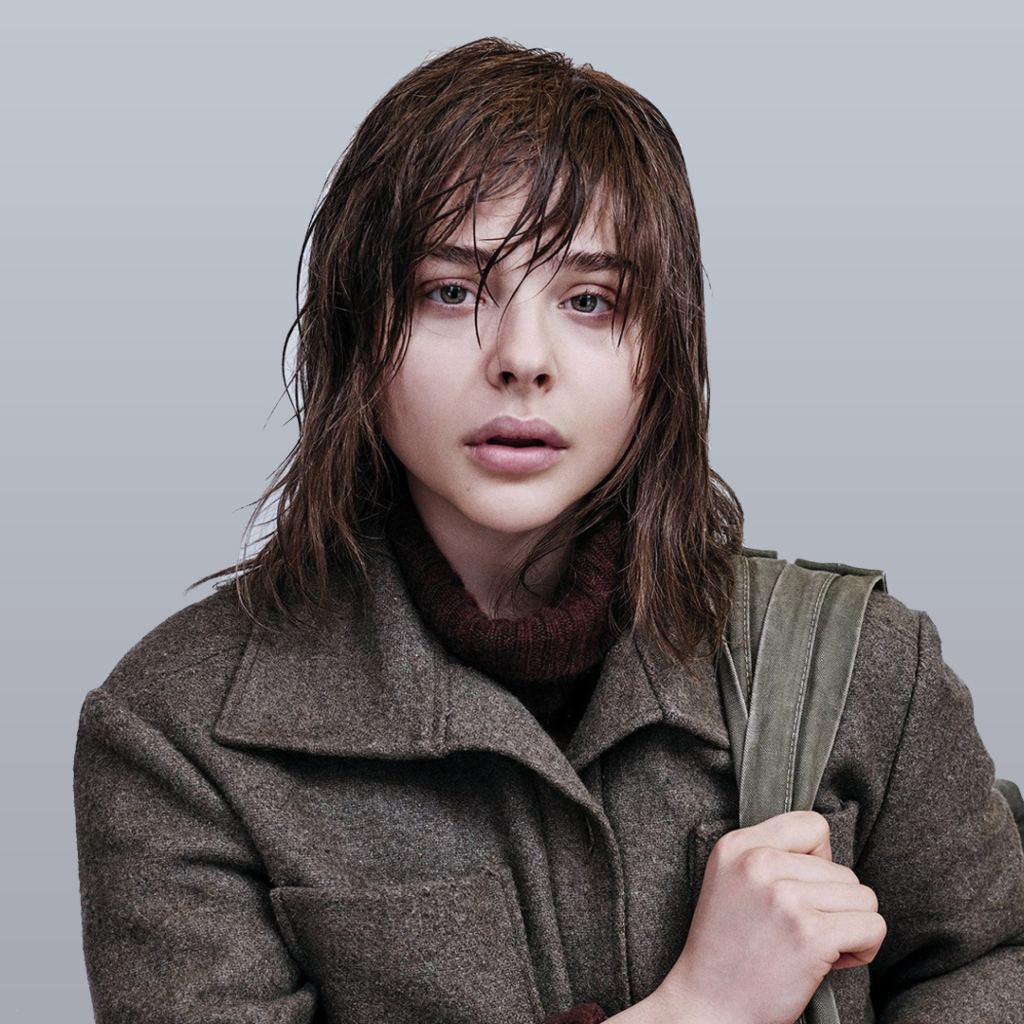 Актриса Хлоя Грейс Морец с мокрыми волосами в пальто 