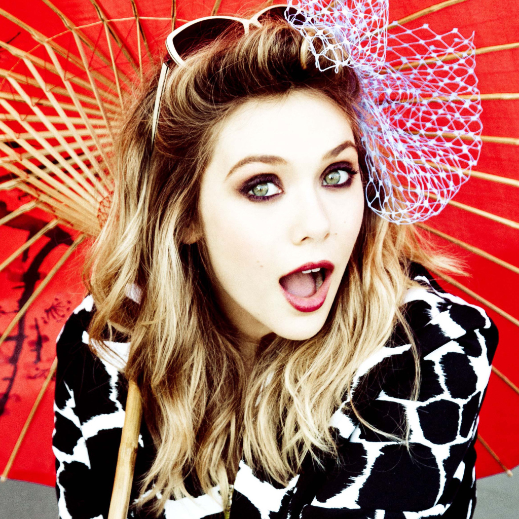 Актриса Элизабет Олсен с большим зонтом 