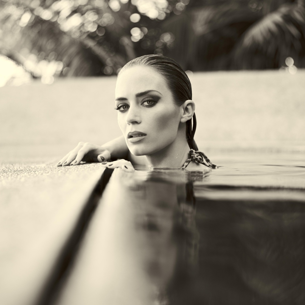 Актриса Эмили Блант в воде, черно-белое фото