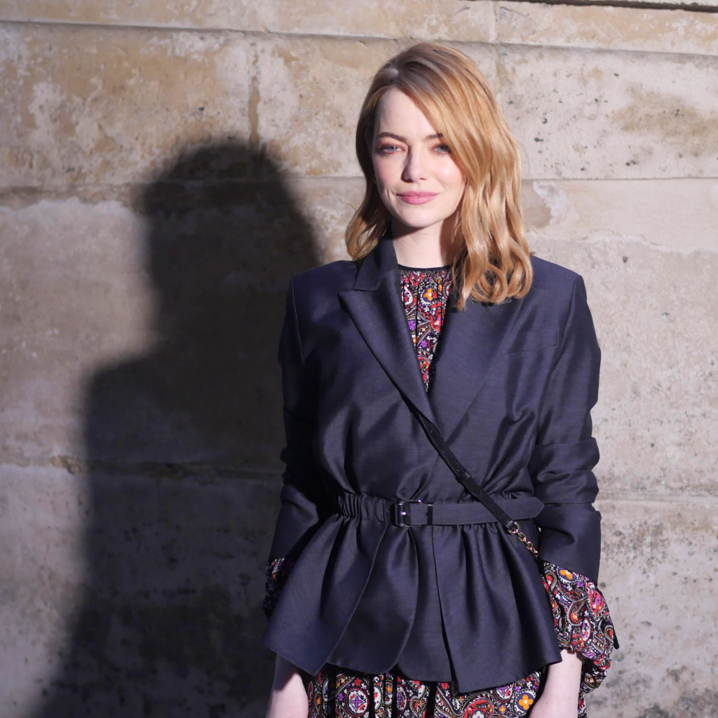 Актриса Эмма Стоун 2018 в черном пиджаке