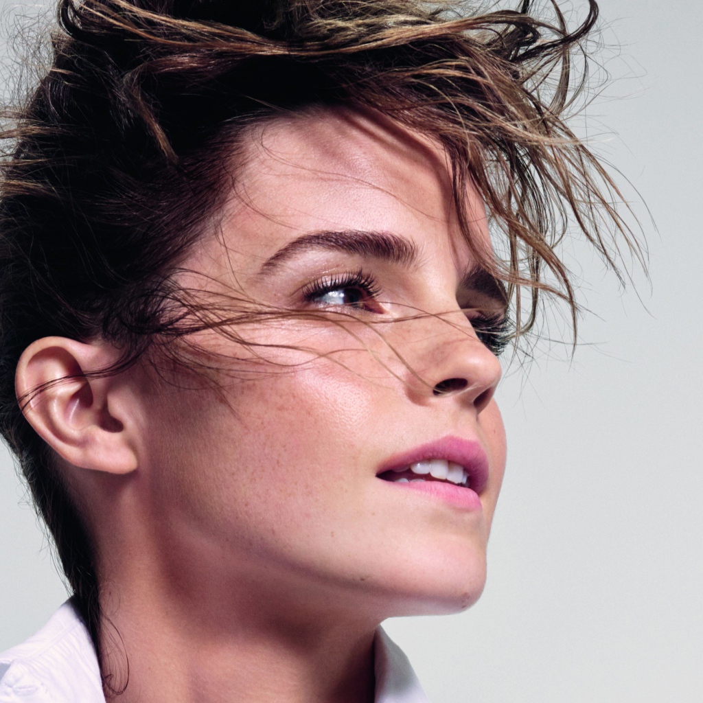 Актриса Эмма Уотсон на сером фоне