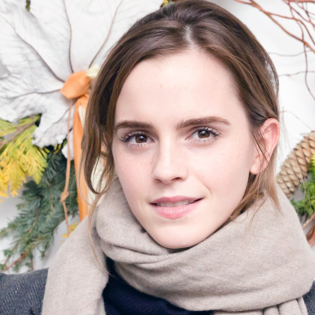 Актриса Эмма Уотсон с шарфом на шее