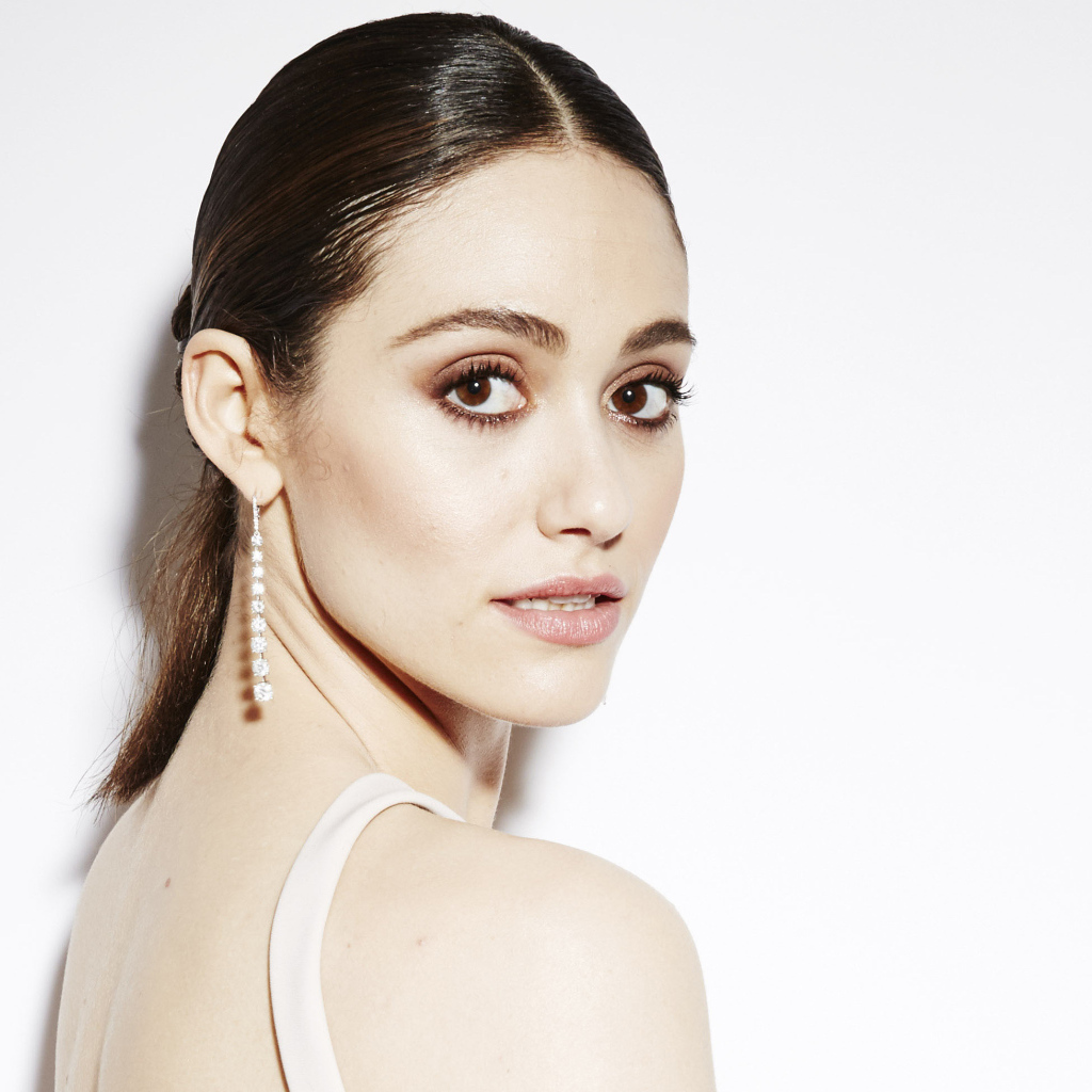 Актриса Эмми Россум фото на белом фоне