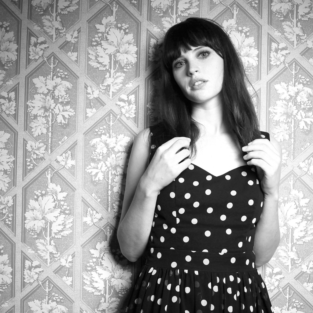 Актриса Фелисити Джонс у стены,  черно белое фото