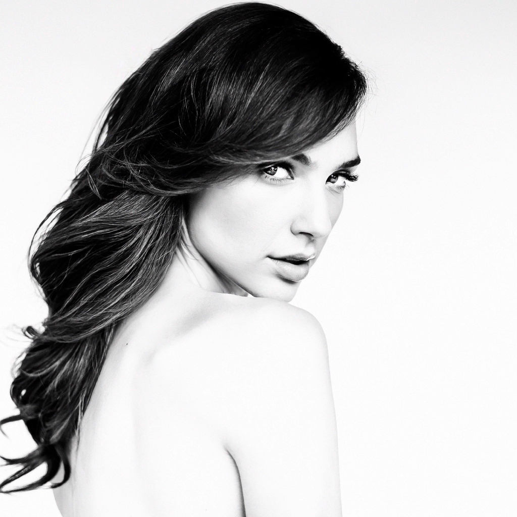 Актриса Галь Гадот черно белое фото