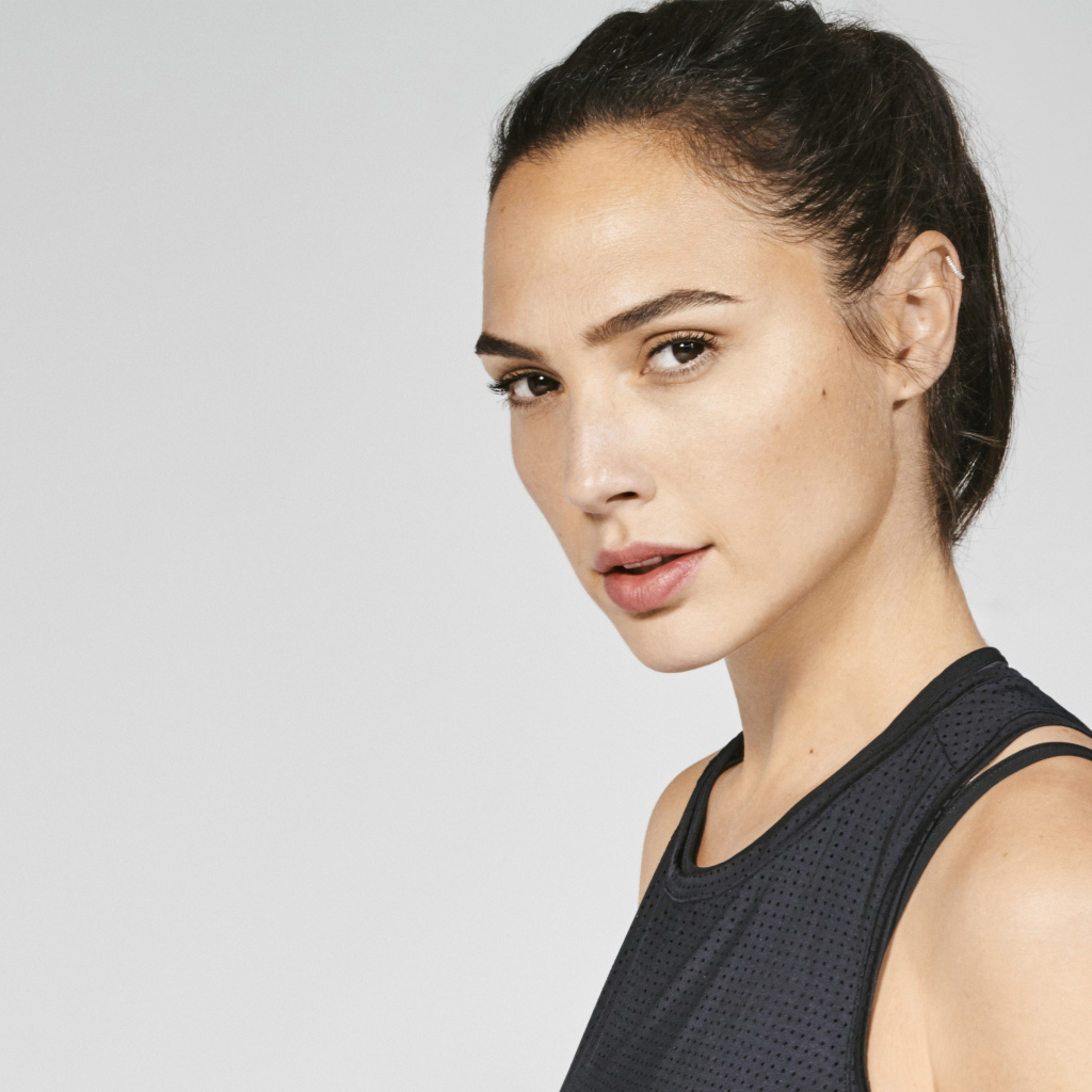 Актриса Галь Гадот фото на сером фоне