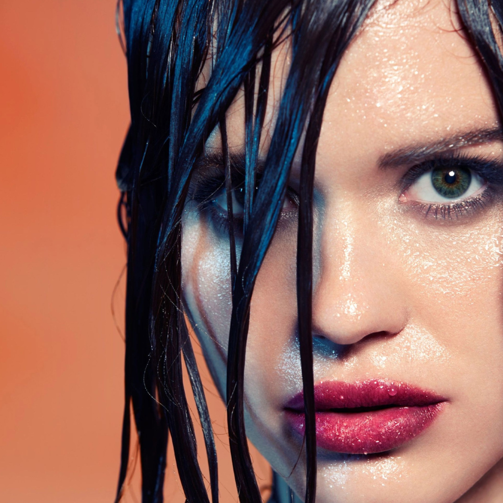 Актриса Холланд Роден с мокрыми волосами крупным планом