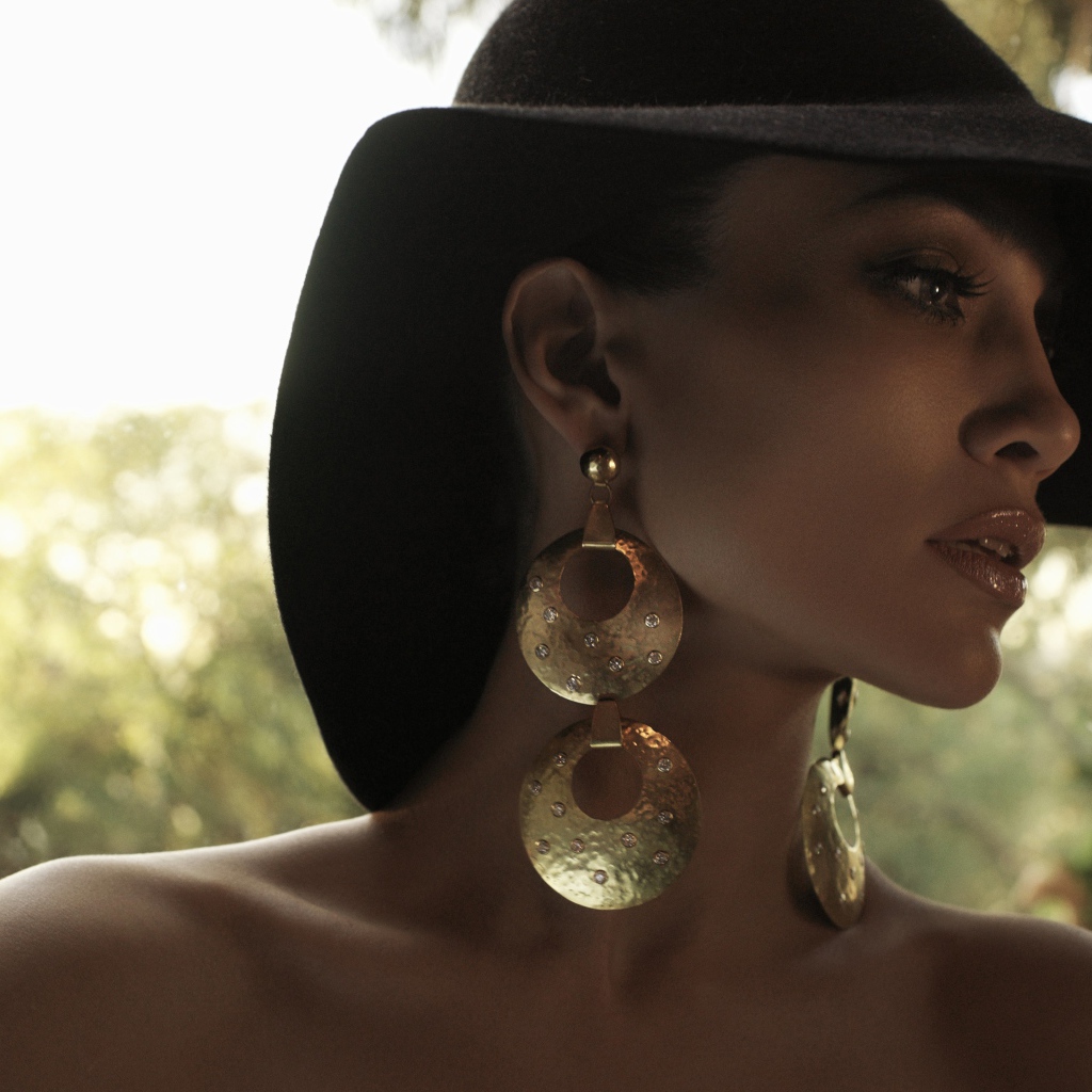 Актриса Дженнифер Лопес в большой черной шляпе