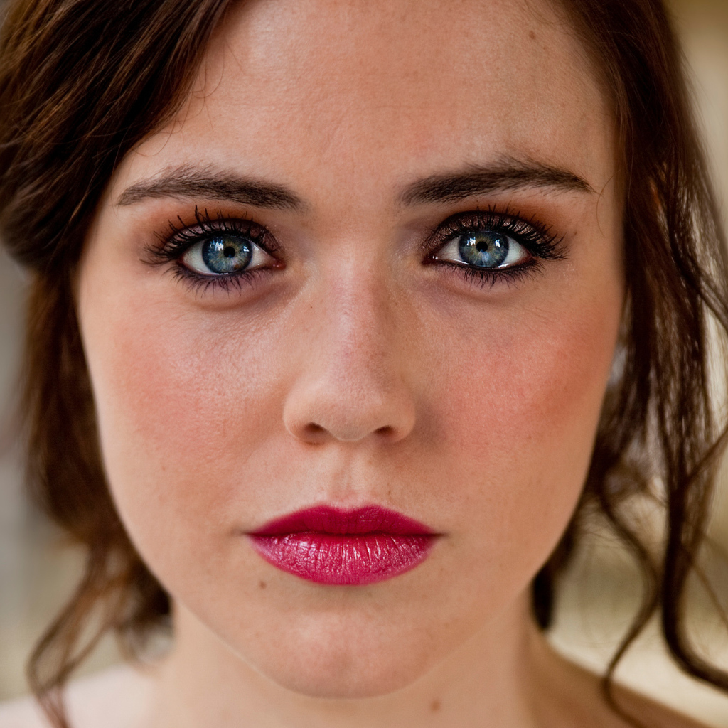 Актриса Дженни Жак с ярким макияжем 