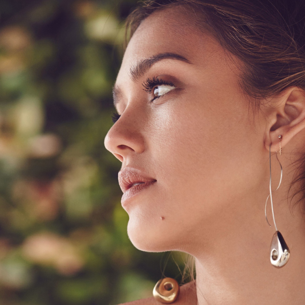 Актриса Джессика Альба с красивыми серьгами