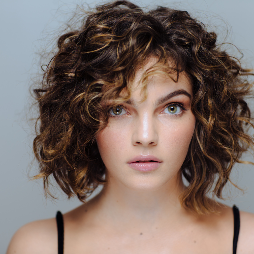 Актриса Камрен Бикондова на сером фоне