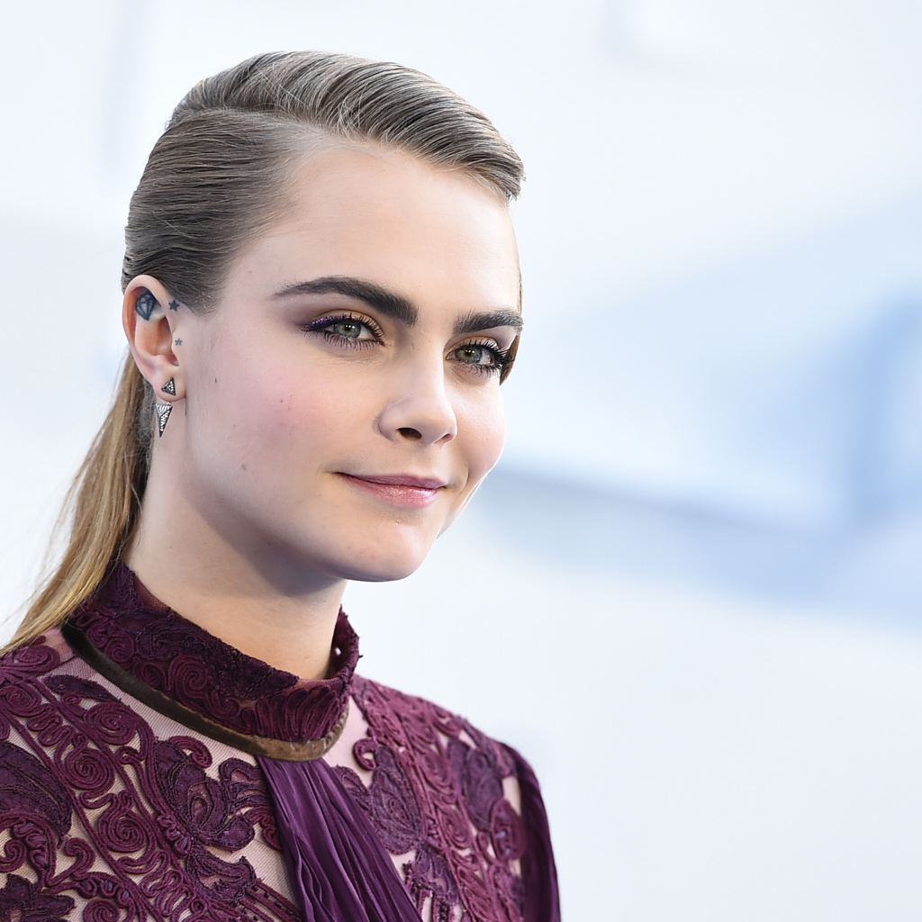 Актриса Кара Делевинь с очаровательной улыбкой